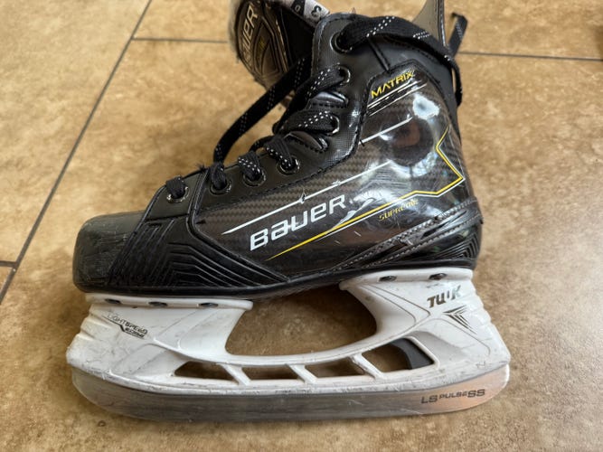 2024 Bauer Matrix Supreme Hockey Skates Extra Wide Width Size 3 (Used)