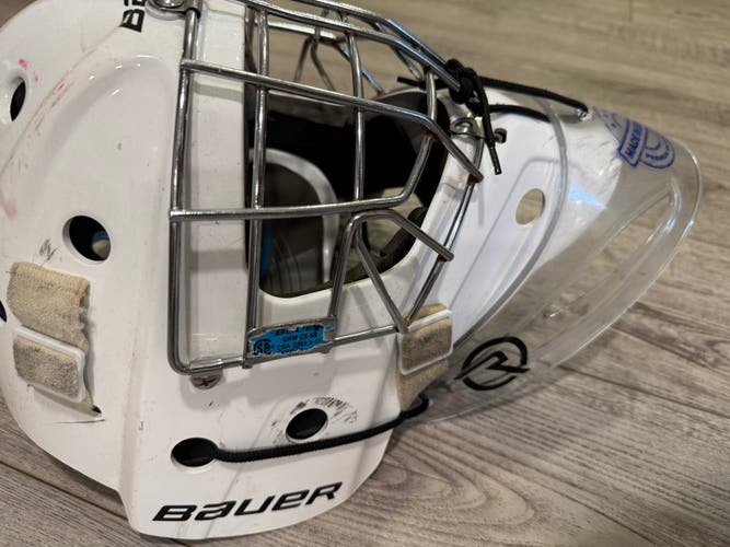Junior Medium Bauer 930 Goalie Mask (Used)