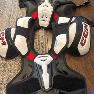 Medium Junior CCM FT6 Pro Shoulder Pads (Used) with elbow pads