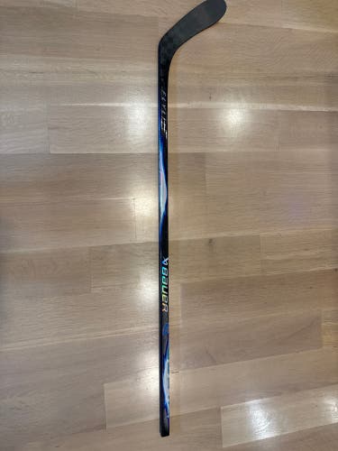 Junior Bauer Vapor FlyLite Right Handed Hockey Stick P28 (very good condition)