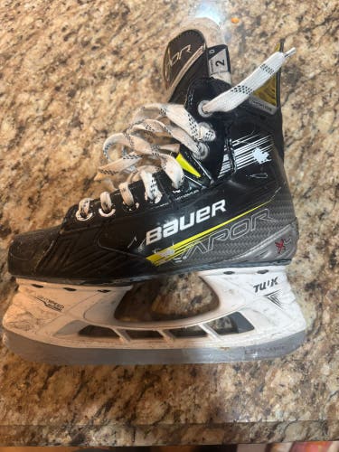 2023 Bauer Vapor X4 Hockey Skates Regular Width Size 2 (Used)
