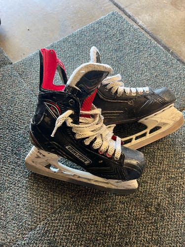 2017 Bauer Vapor X600 Hockey Skates Extra Wide Width 6 (Used)