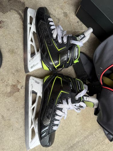 Bauer GSX Hockey Goalie Skates Size 2 (Used)