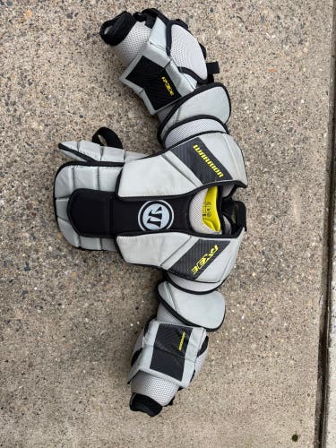 Small / Medium Warrior Ritual X3E Goalie Chest Protector (Used)