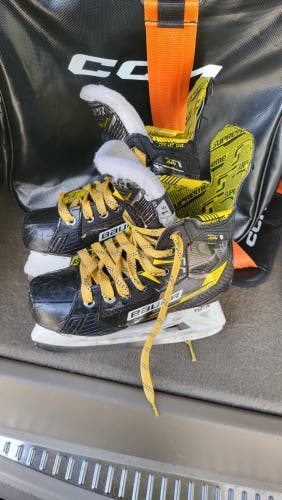 Bauer Supreme M4 Hockey Skates Extra Wide Width Size 1.5 (Used)