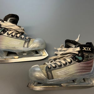Bauer Vapor XIX Hockey Goalie Skates Extra Wide Width Size 1.5 (Used)