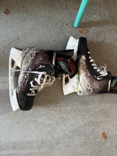 Bauer Vapor Hyperlite Hockey Skates Wide Width 8 (Used)