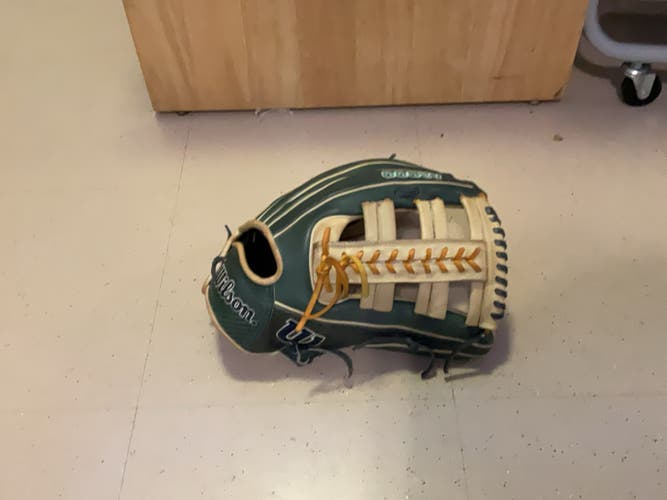 2024 Outfield RH Wilson A2000 Baseball Glove 12.75" (New)