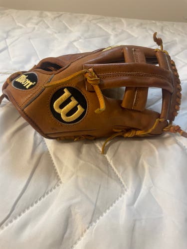 Wilson A2000 RH Infield Training Baseball Glove 9.5" (Used)