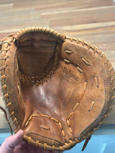 Nokona CM 275 Catcher's Glove
