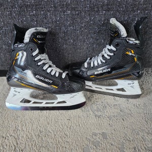 Bauer Supreme M5 Pro Hockey Skates Regular Width Size 5 (Used)