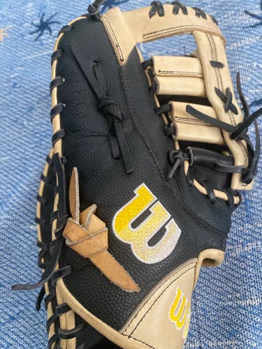 2023 Wilson First Base A2000 baseball glove