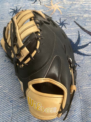 2023 Wilson First Base A2000 baseball glove