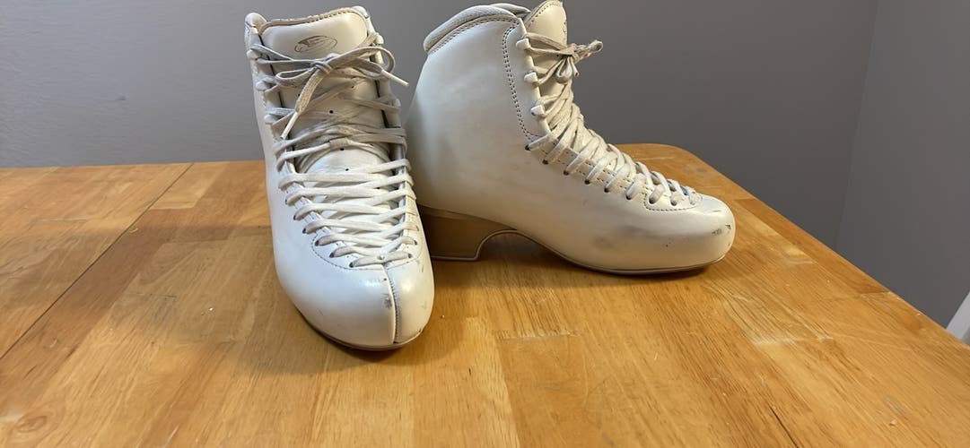 EDEA Figure Skates B Adult 7 (Used)