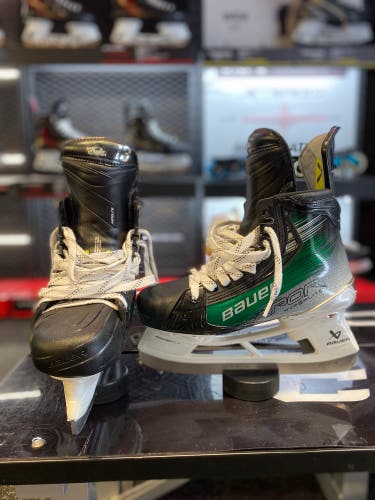 Bauer Vapor Hyperlite 2 Custom Size 6.5 Fit 3 (Used)