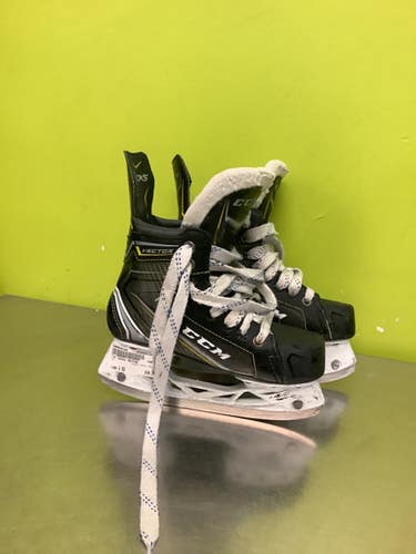 Used CCM TACKS VECTOR Junior Hockey Skate Junior 02 11686-S000046166