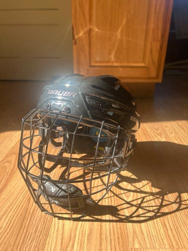 Large Bauer Re-Akt 150 Helmet (New)