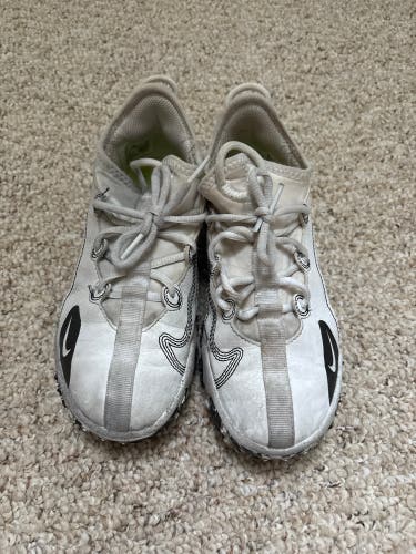 White Men's 3Y (Big Kids / Youth) Youth Nike Shoes (Used)