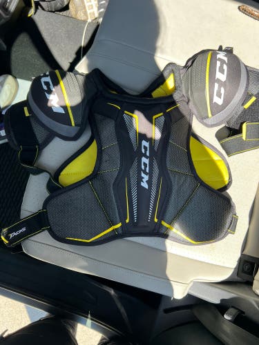 Small Junior CCM Tacks Classic Shoulder Pads (Used)