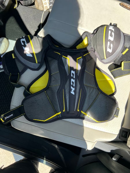 Small Junior CCM Tacks Classic Shoulder Pads (Used)