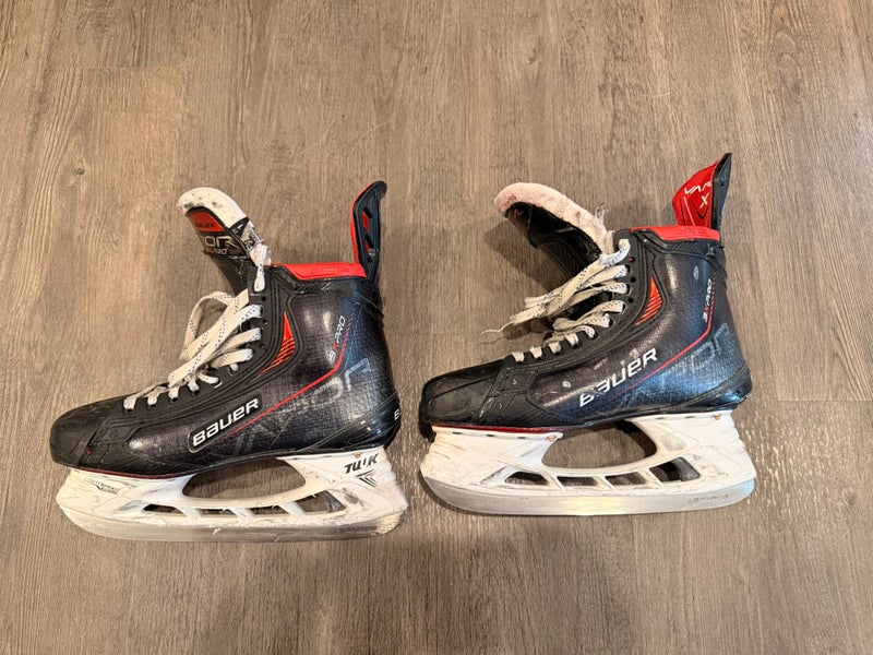 2022 Bauer Vapor 3X Pro Hockey Skates Regular Width 9 (Used)
