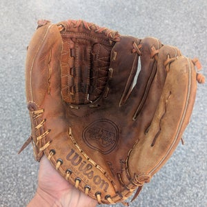 Wilson RH Pitcher's A2000 Baseball Glove 12" (Used)