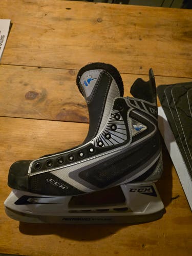 2004 CCM 04 vector Hockey Skates Wide Width 11 (Used)