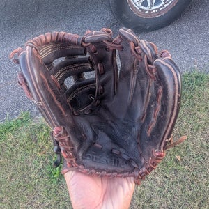 Louisville Slugger RH Omaha Baseball Glove 11.75" (Used)