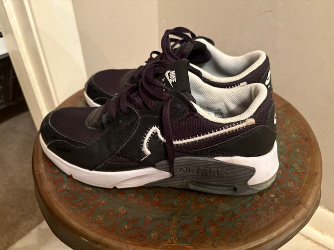 LIKE NEW!! Nike air max