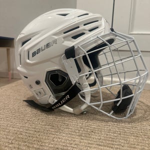 Medium Bauer Re-Akt 150 Helmet (Used)