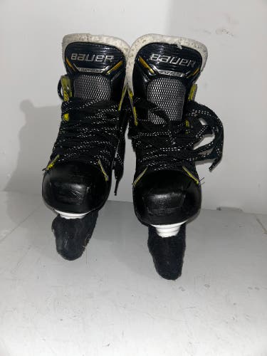 2024 Bauer Supreme M3 Hockey Skates Regular Width Size 6 (Used)