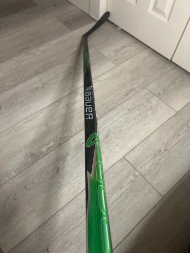 Senior Bauer Vapor FlyLite Right Handed Hockey Stick P28 (New)