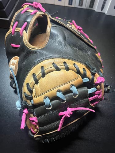 Wilson A2000 RH Catcher's Baseball Glove 33" (Used)