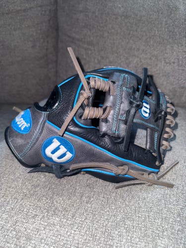 Infield RH Wilson A1000 Baseball Glove 11.5" (Broken-In w/ Fresh Laces)