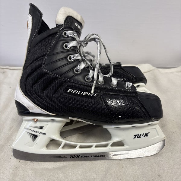 Junior Size 4.5 Bauer Flexlite 3.0 Ice Hockey Skates. Excellent Condition