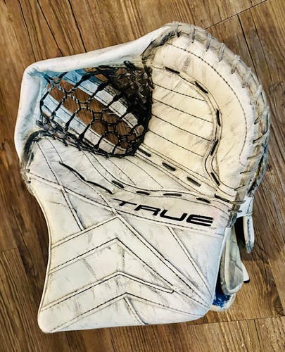 True Catalyst 7x3 Regular (Used) - Glove and Blocker Set