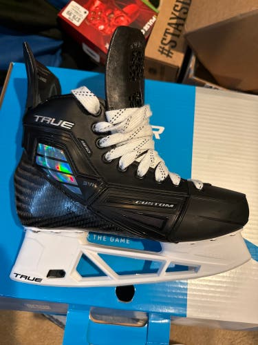 2025 True Pro Custom Hockey Skates Regular Width 7.5 (Used)