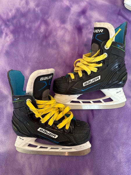 Youth Bauer XLP Hockey Skates Regular Width 13 (Used)