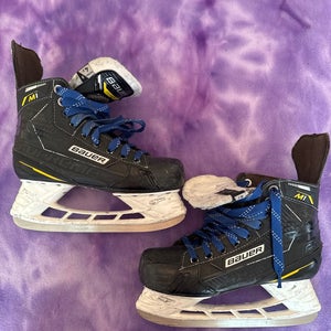 Intermediate Bauer Supreme M1 Hockey Skates Regular Width Size 4.5 (Used)