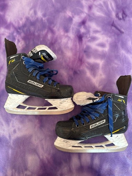 Intermediate Bauer Supreme M1 Hockey Skates Regular Width Size 4.5 (Used)