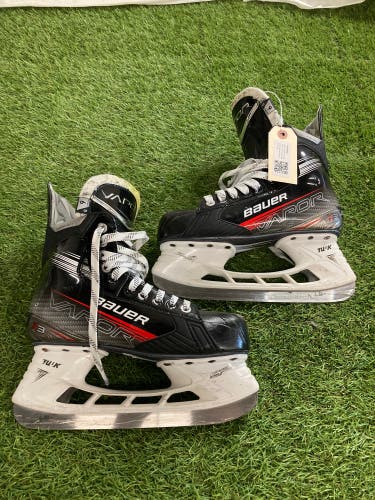 Intermediate Bauer Vapor X3 Hockey Skates Regular Width 6 (Used)