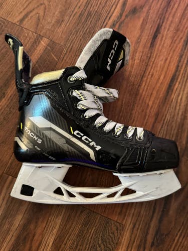 2023 CCM AS-V Hockey Skates Regular Width Size 3.5 (Used)