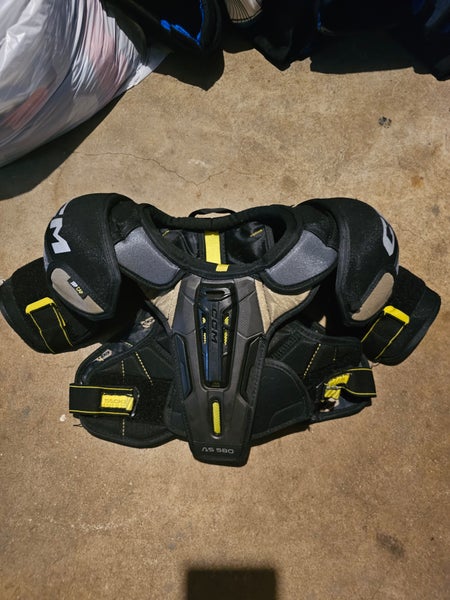 Small / Medium Junior CCM TACKS AS 580 Shoulder Pads (Used)