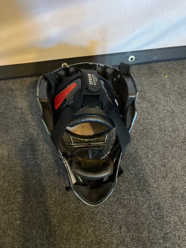Senior 2005 Medium Itech Goalie Mask (Used)