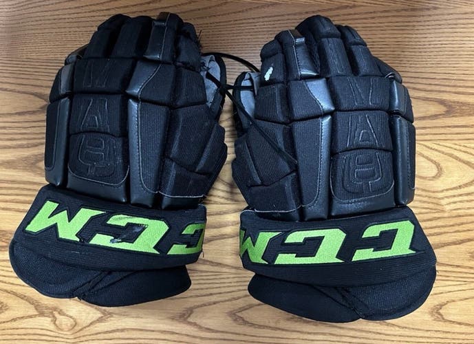 Radek Faksa Dallas Stars 22/23 Blackout Game Worn Gloves w/COA & Photomatched