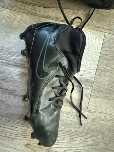 Black Unisex 5Y (Big Kids / Youth) Nike Cleats (Used)