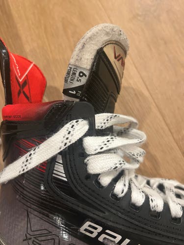 2023 Bauer Vapor X5 Pro Hockey Skates 6.5 fit 1 (Used)