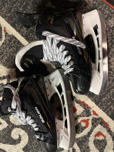 2022 Bauer Supreme M5 Pro Hockey Skates Regular Width Size 5.5 (Used)