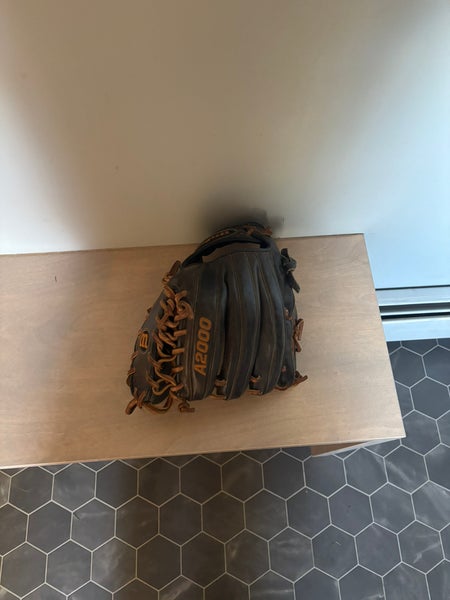 2015 Wilson A2000 RH Pitcher's Baseball Glove 11.75" (Used)