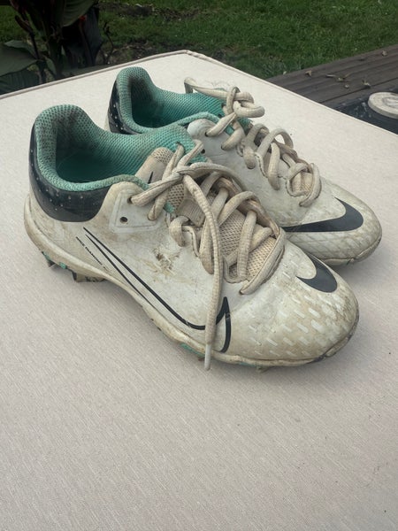 Women's 1Y (Big Kids / Youth) Youth Nike Low Top Molded Cleats (Used)